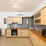 Bv1 - Spacious And Bright - Prime Location